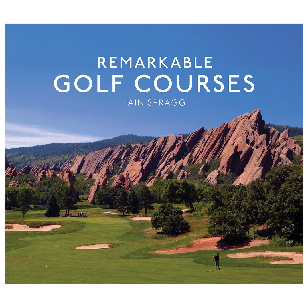 Book cover of 'Remarkable Golf Courses' by Iain Spragg with a golf course and rock formations in the background.