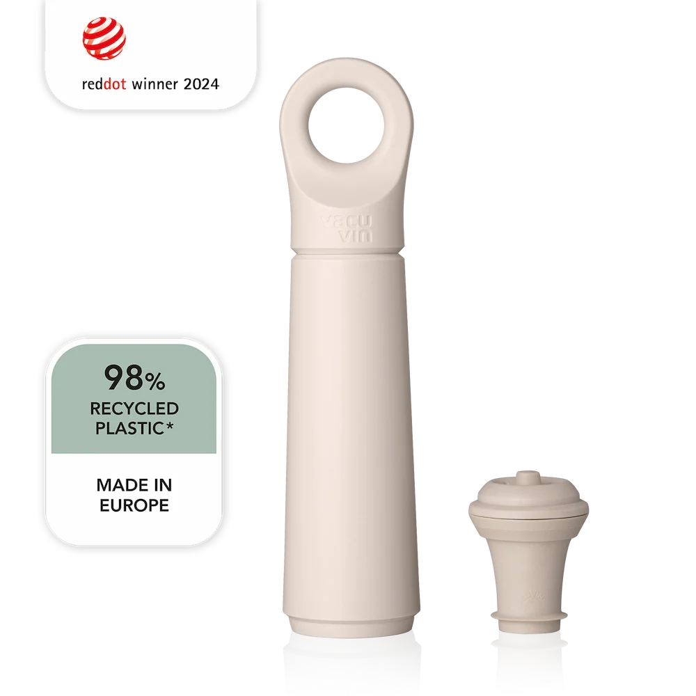 A wine bottle vacuum stopped set with text at the top corner reading "RedDot winner 2024" and underneath that a textbox reading "98% recycled plastic. Made in Europe"