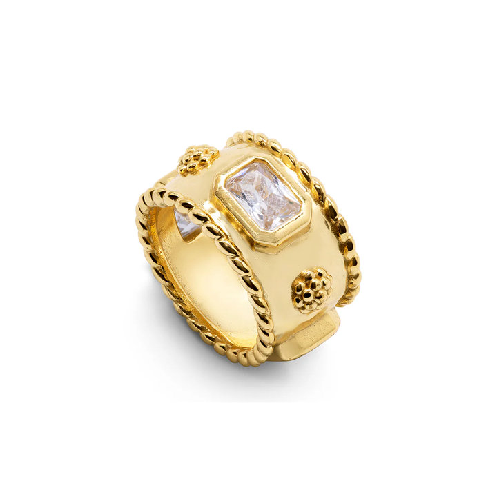 Gold ring with a diamond and berry motifs